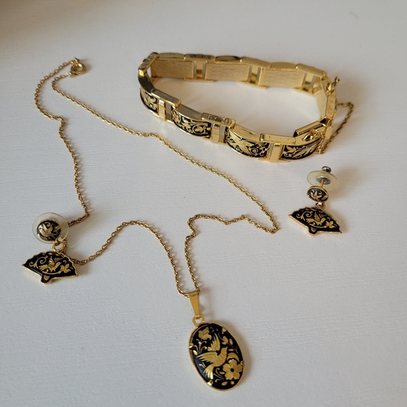 Gold Tone Black Damascene Beautiful Necklace, Bracelet and Earrings Set - Picture 7 of 10
